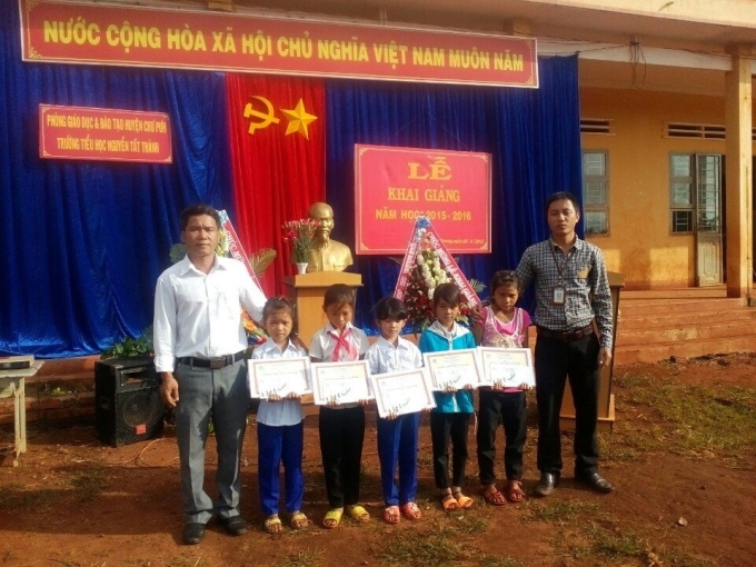 Niềm vui của các em học sinh tại Gia Lai trong lễ nhận học bổng.